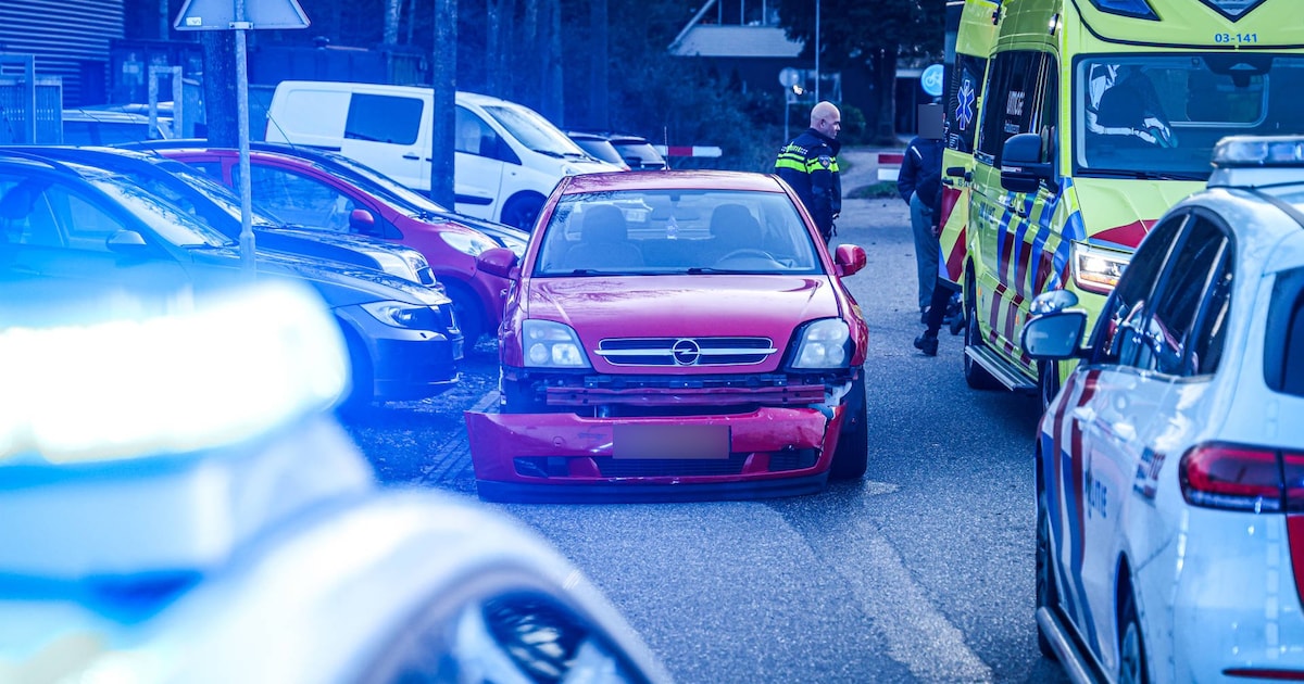 Fietser gewond na botsing met auto in Emmen: automobilist aangehouden