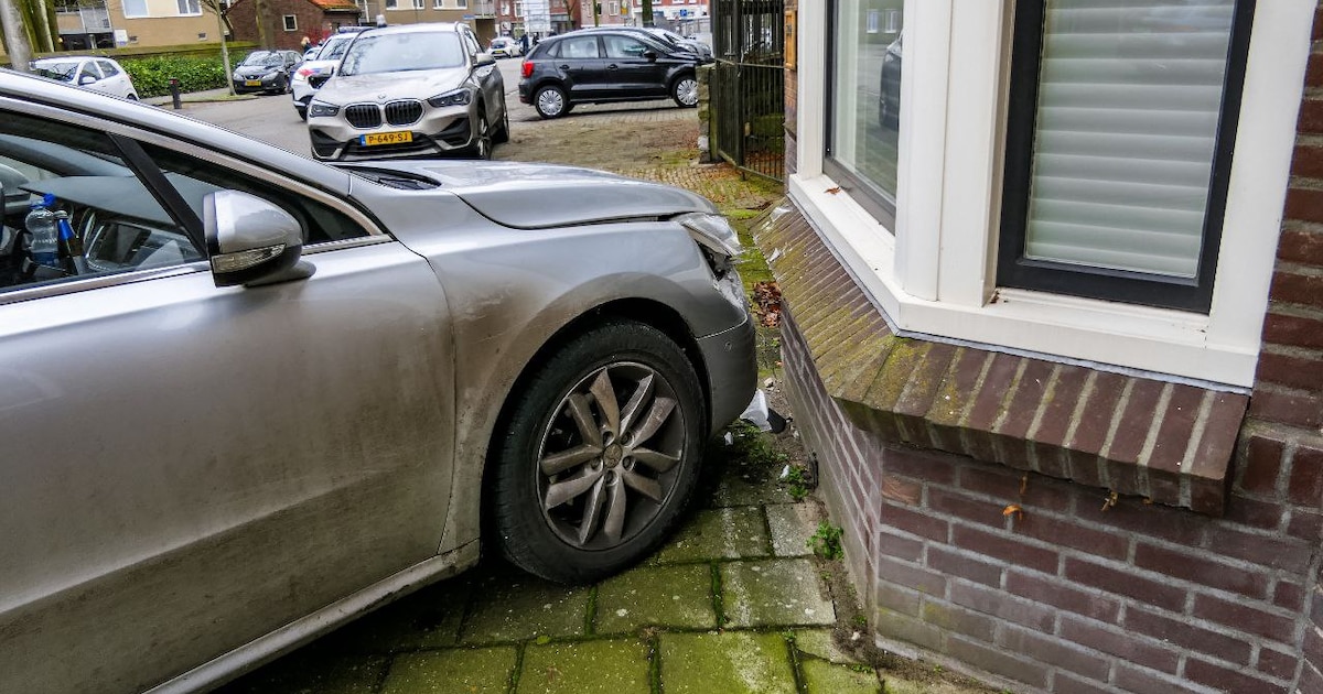 Automobilist ramt gevel van woning in Enschede