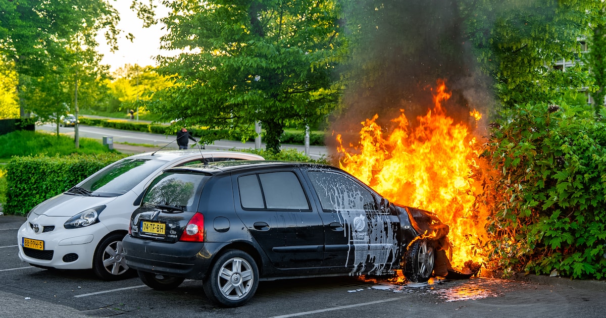 Brandweer blust autobrand in Nijmegen