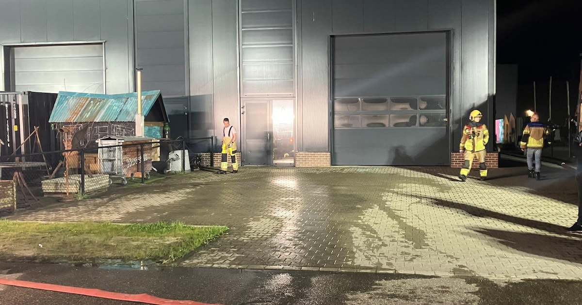Brand bij metaalbedrijf in Raalte, brandweer extra voorzichtig: ‘Een van de gasflessen was al warm g