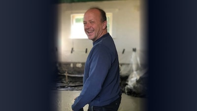 Een week voor zijn overlijden staat Henry (53) te stralen in de kroeg, zijn dochter naast hem: ‘Alle