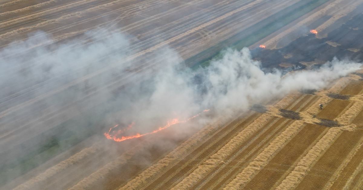 Hooibaalmachine vat vlam in Barger-Compascuum, groot stuk land in brand