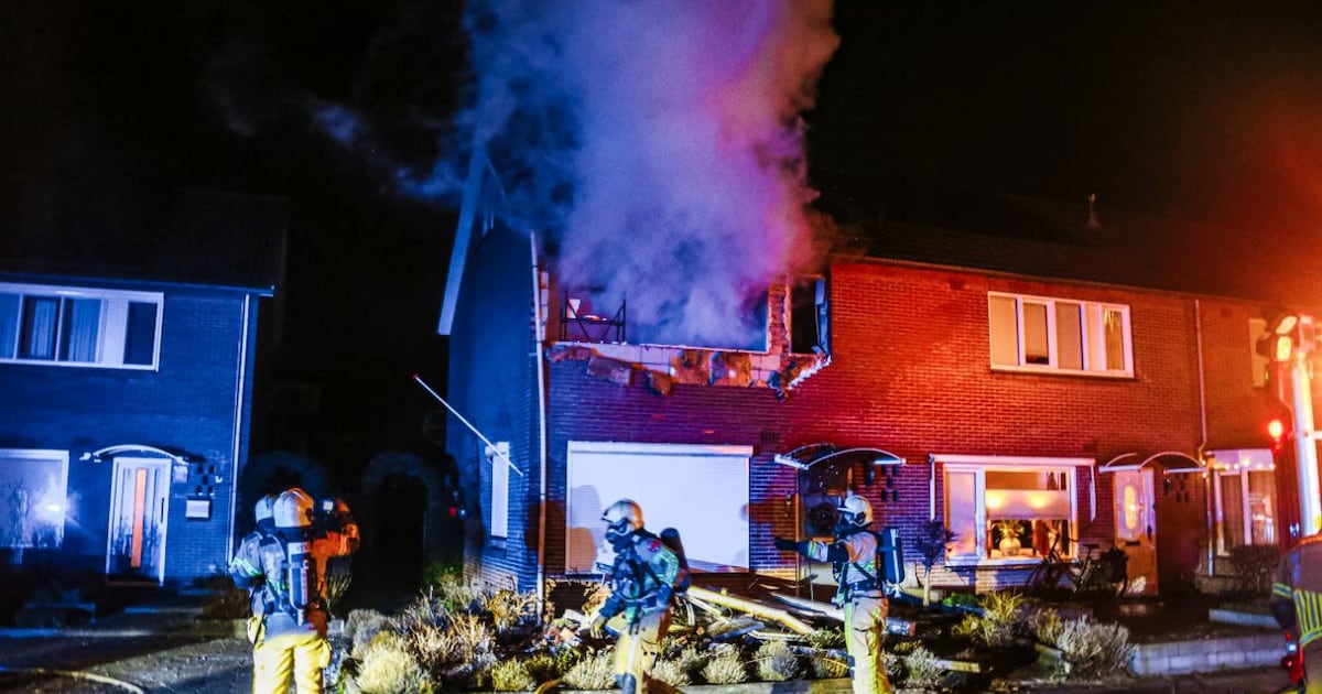 Deel van gevel uit woning geblazen bij brand in Losser, meerdere explosies te horen
