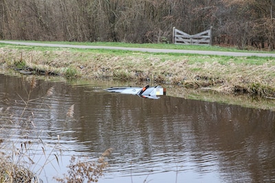 Auto bijna volledig kopje onder in Emmer-Compascuum
