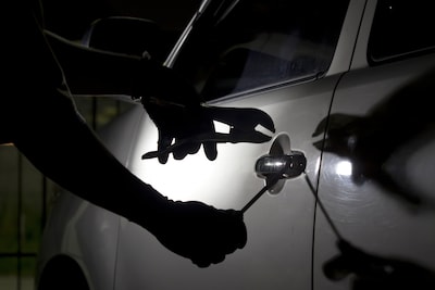 Dief vlucht weg nadat bewoner hem aan auto ziet voelen, de schuilplaats die hij kiest weerhoudt poli