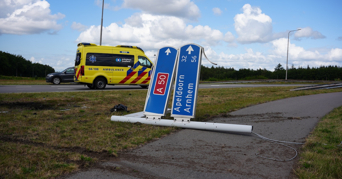 Verkeerspaal omvergereden bij harde botsing op berucht kruispunt.