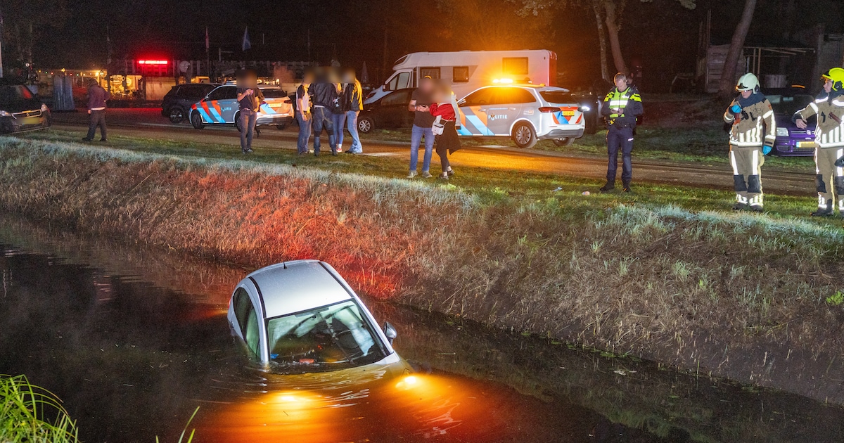 Auto belandt in De Stouwe bij Ommen en trekt veel bekijks