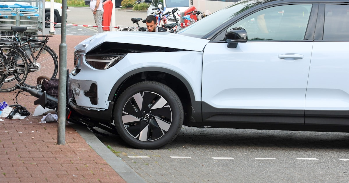 Fietser zwaargewond bij ongeluk voor Albert Heijn, traumahelikopter landt op parkeerplaats