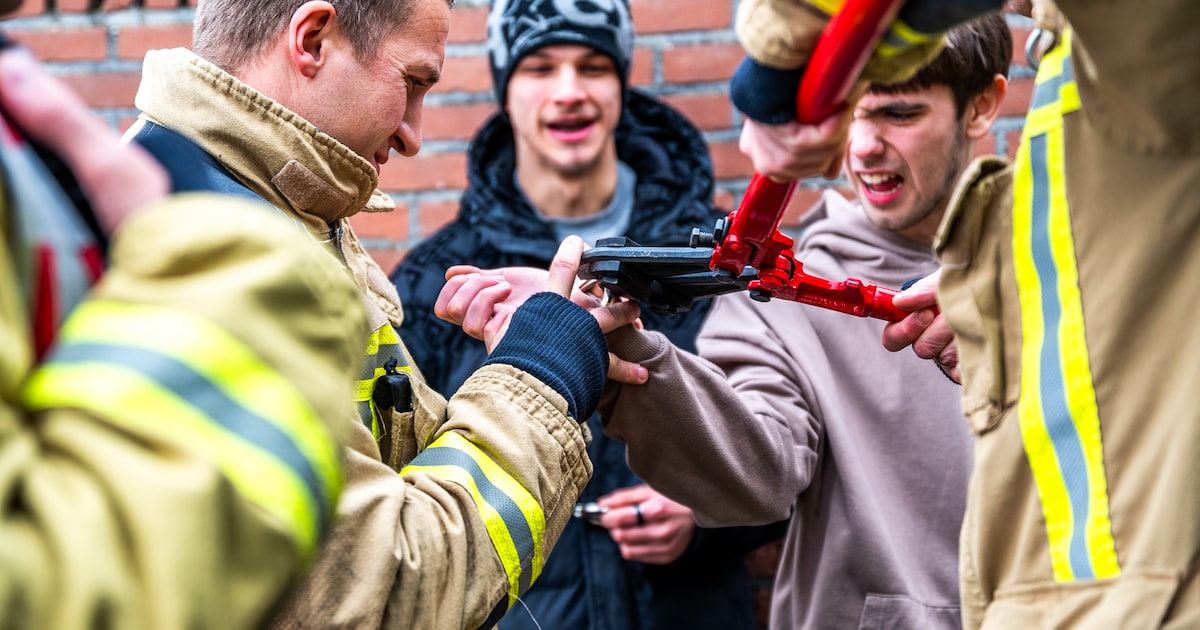 Man slaat zichzelf in de boeien maar komt er niet meer uit en belt 112