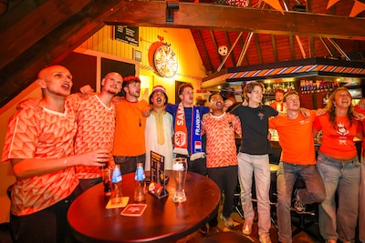 Nachtje doorhalen voor Oranje eindigt in enorme kater: café vol supporters ziet Marokko winnen na pe