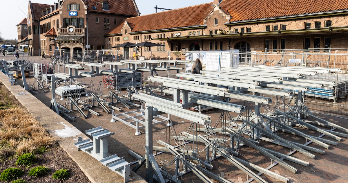 Waarom het Stationsplein in Deventer plotseling vol met fietsenrekken staat