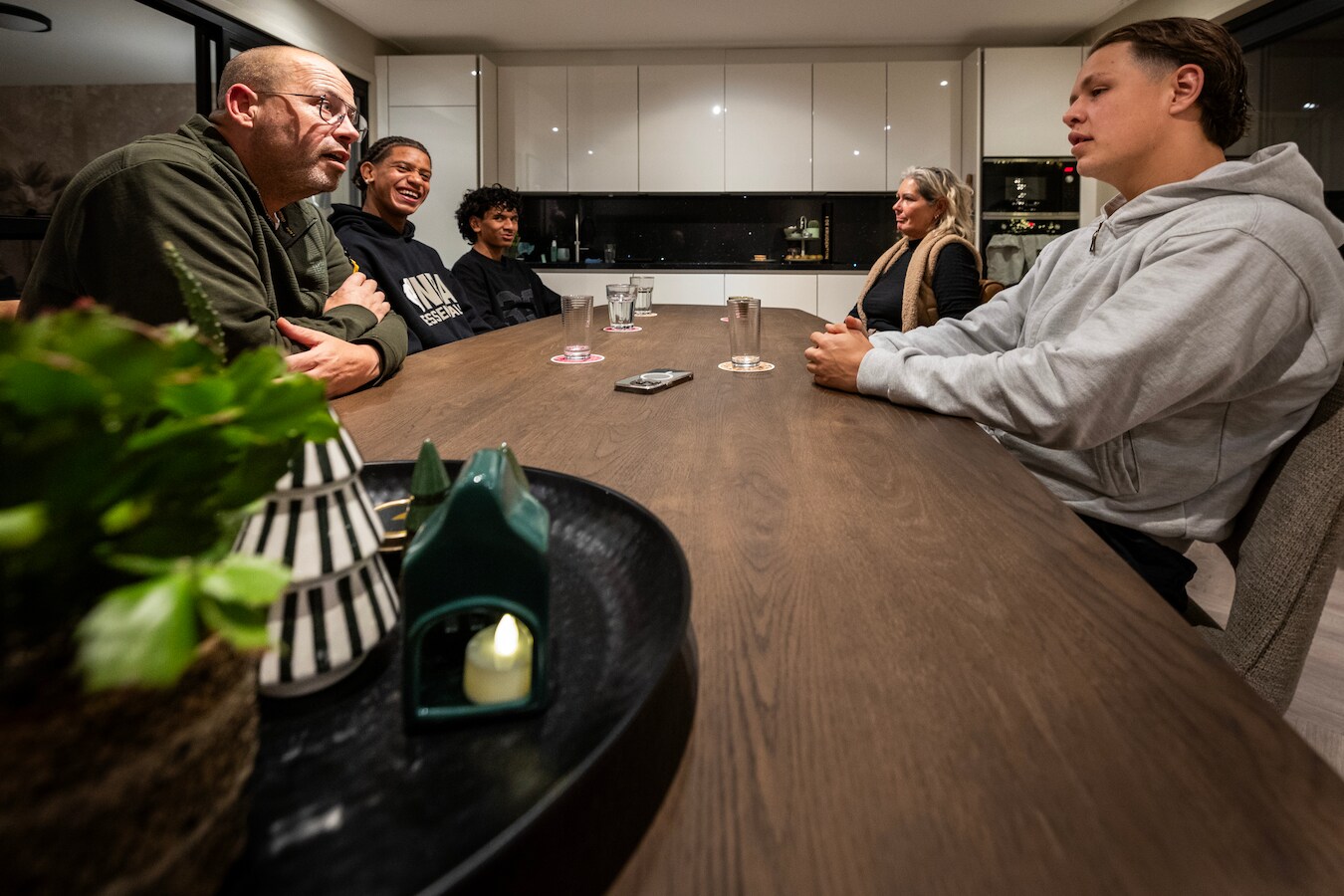 Hoe twee 16-jarige voetbaltalenten uit de Randstad hun plek vonden bij ...