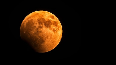 خسوف جزئي للقمر يزين السماء يوم الجمعة القادم
