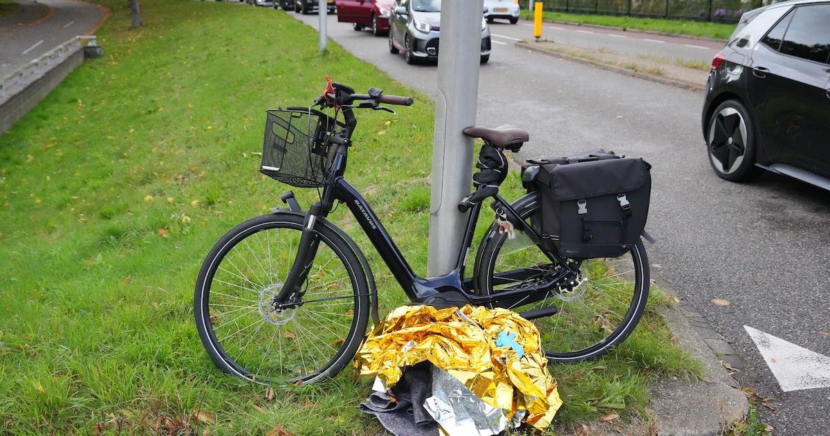 Auto dreigt van viaduct te storten na ongeval Appingedam.