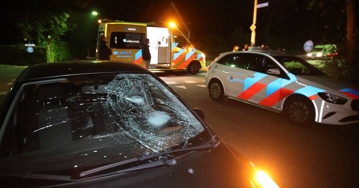 Fietser belandt op voorruit bij aanrijding in Beekbergen en raakt gewond.