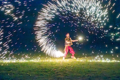 Muziek, honderden lampionnen en zelfs een vuurspuwer: de Zwolse Lichtparade in 10 foto’s