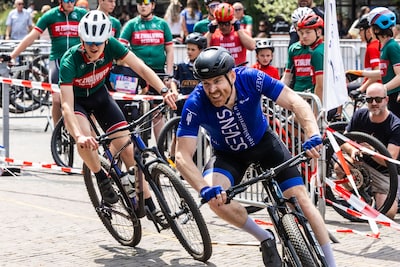 Fietsend door steegjes, dwars door de kroeg en langs pooltafels: dit was de Vedettenronde in Deventer