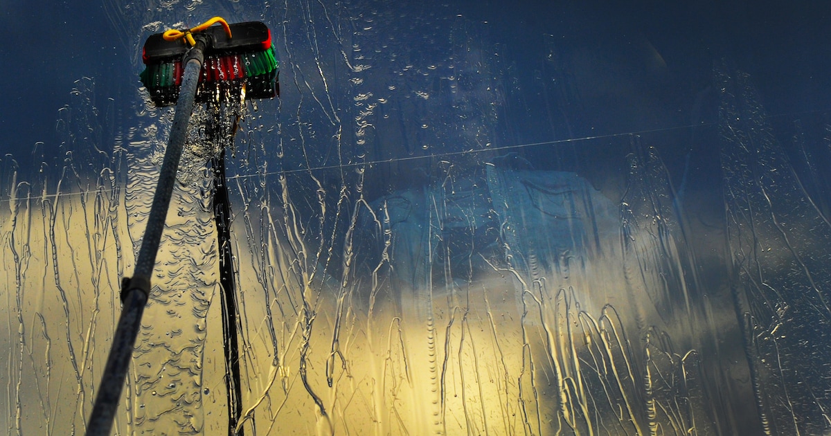 Glazenwassers maken ramen schoon zonder afspraak in Zwolle: ‘Geen afspraak is geen betaling!’