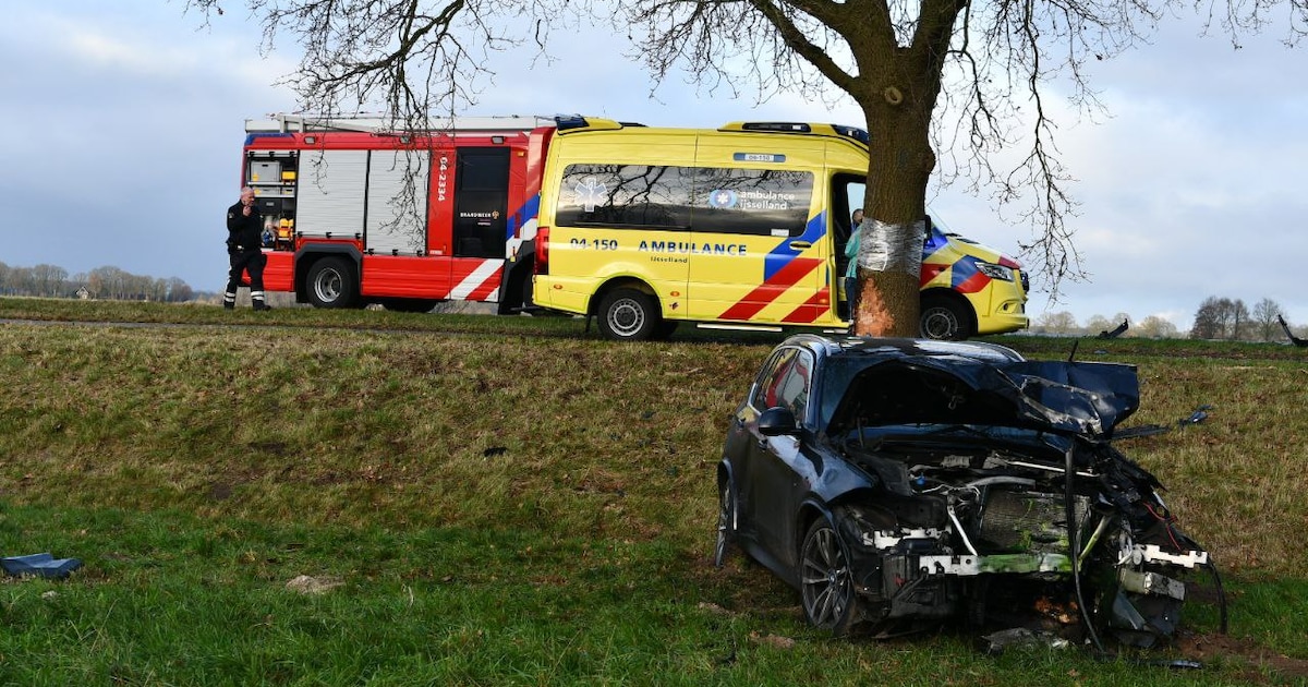 Auto eindigt na aanrijding bij grens met Duitsland in weiland, twee gewonden