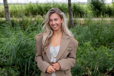 Spakenburgse Jeanine (26) is fotograaf én doet drugsonderzoek: ‘Totaal andere werelden’