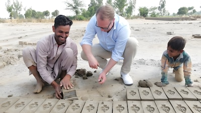 Arnout uit Amersfoort koopt ‘schuldslaven’ vrij in Pakistan: ‘De armoede trekt uit hun gezichten’