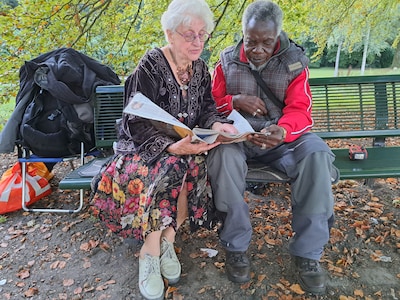 Puck (90) leest dakloze illegale asielzoeker Noordi voor in het park: ‘Ze is door God gezonden’