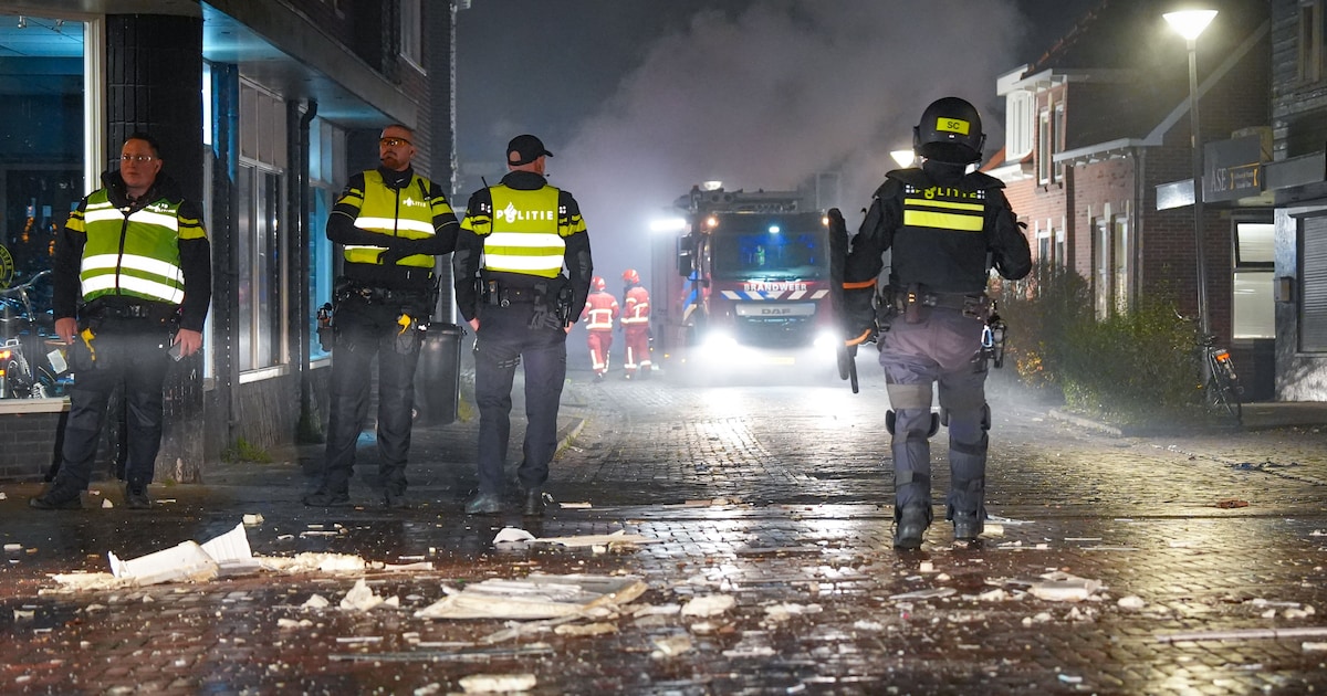 LIVE Oud en nieuw | Politie: ‘Ongekend veel geweld’ • Twee vuurwerkdoden • Nieuwjaarsduik Schevening