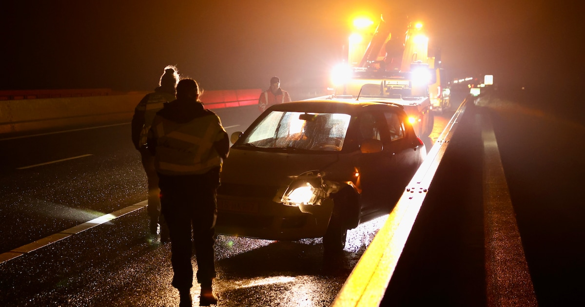 Auto glijdt van spiegelgladde A6 bij Emmeloord en belandt in vangrail