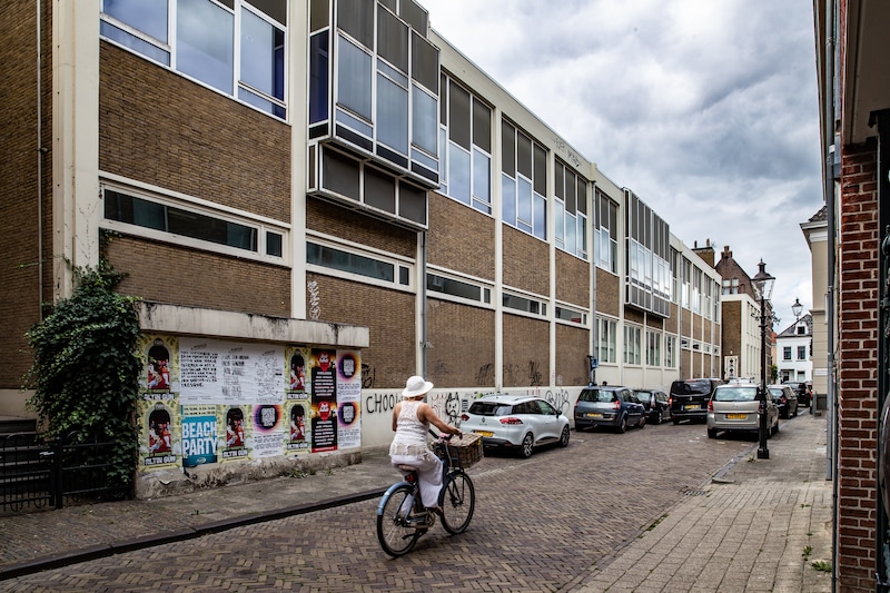 Aan de Bagijnenstraat kijken de bewoners van een verzorgingstehuis tegen een hoge, grotendeels, blinde muur.