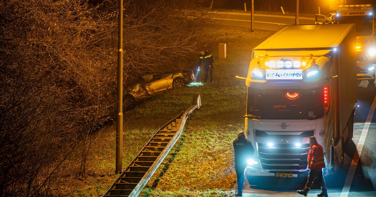 Auto raakt van de A50 bij Vaassen: bestuurder naar het ziekenhuis