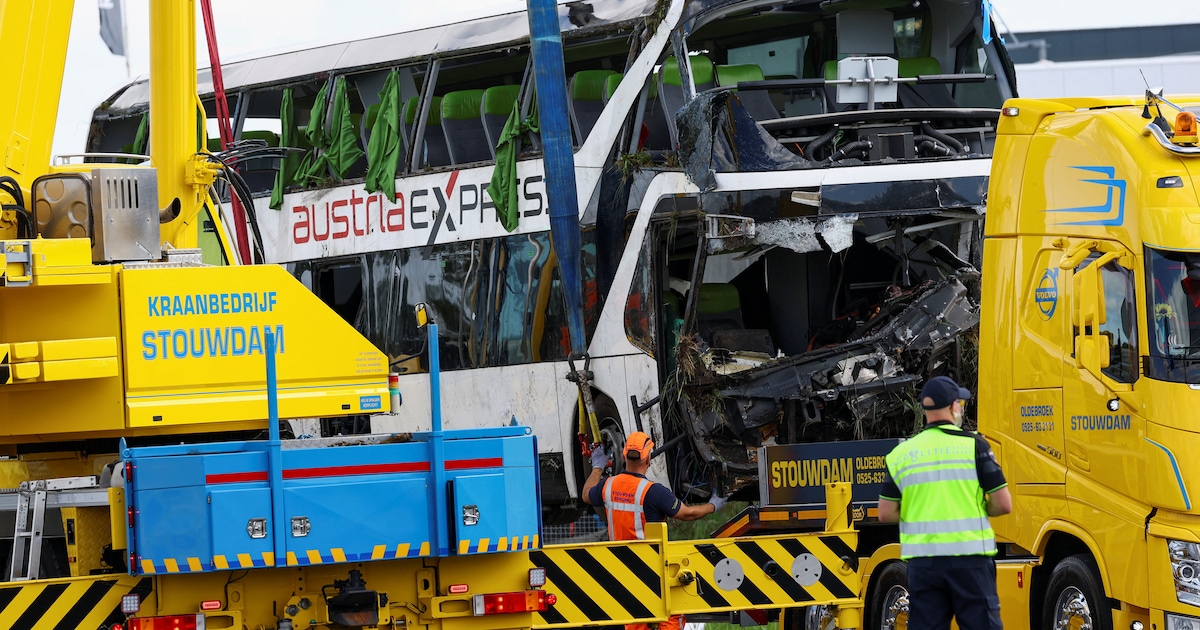 Twee Duitse scholieren nog in ziekenhuis na busongeluk op A28 bij Wezep