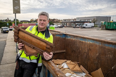 Gosse vindt 140 jaar oud cadeau in afvalbak: ‘Ik snap niet dat iemand dit weggooit’