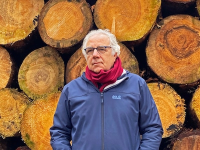 Van het hout dat hij redde van de stort, maakte Gerlof (1955-2026) de mooiste meubels