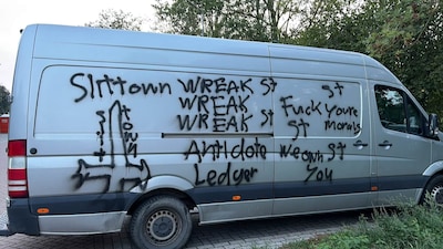 Werkbus in Varsseveld beklad met leuzen: ‘Dit verzin je toch niet’