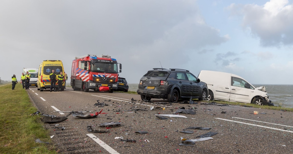 Dijk tussen Lelystad en Almere dicht door ongeval met meerdere voertuigen.