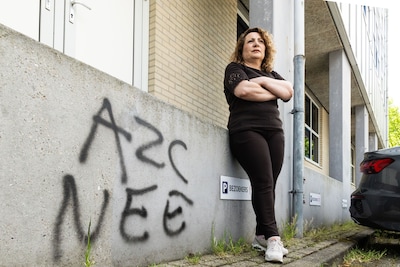 Güliz ziet ‘AZC Nee’ op de gevel bij haar taalschool: ‘Hier komen ménsen’