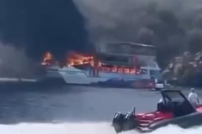 حريق كبير على متن قارب سياحي قبالة السواحل التركية وقفز 115 شخصا في البحر