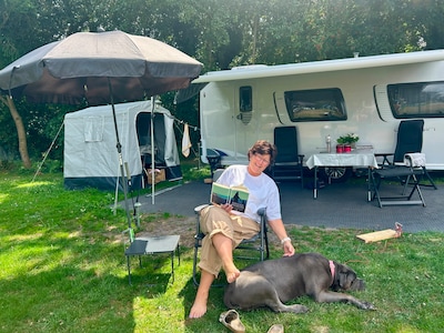 Corina komt helemaal tot rust op de camping: ‘Lekker de benen languit en genieten van het zonnetje’