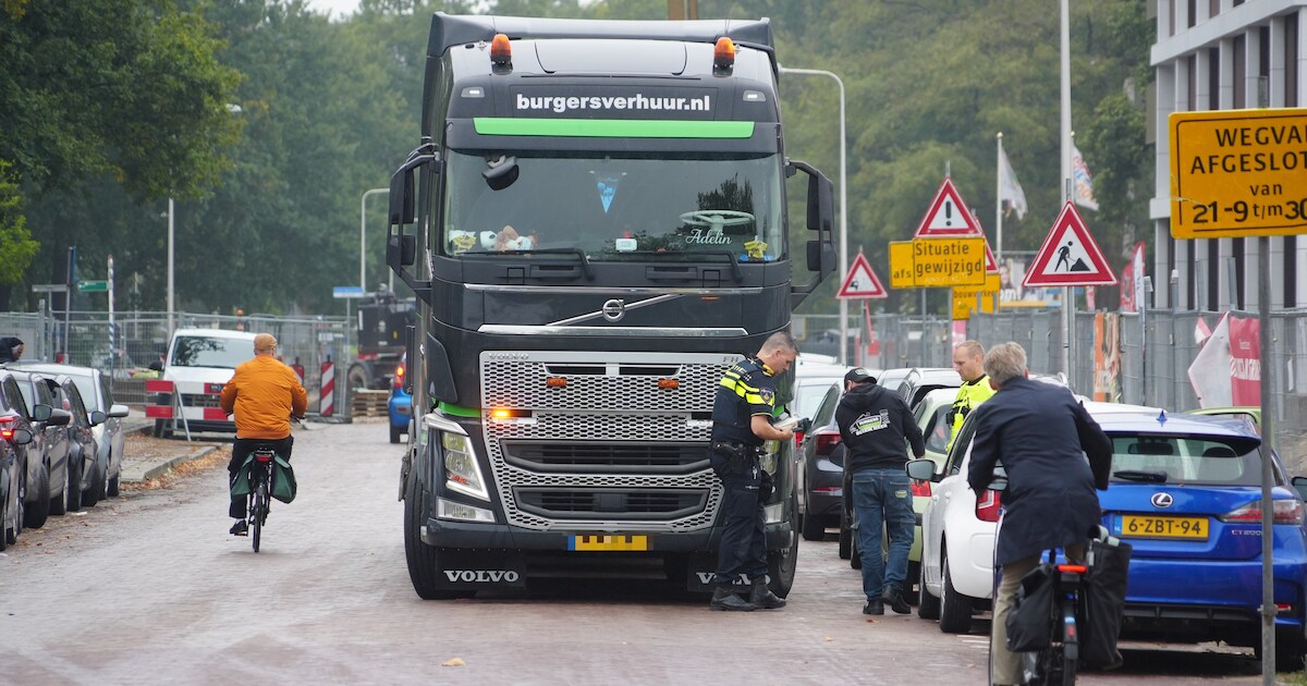 Vrachtwagen raakt fietser bij achteruitrijden in Zwolle | Regio | De ...