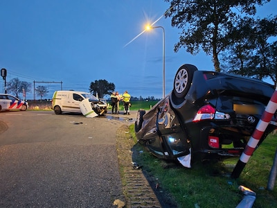 Auto op de kop na botsing met busje bij Punthorst