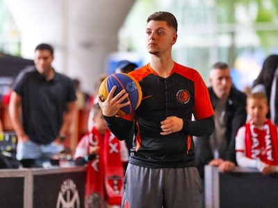 Talentvolle scheidsrechter Yermo (26) maakt indruk en hoopt op FIBA-licentie: ‘Voelt echt als een be