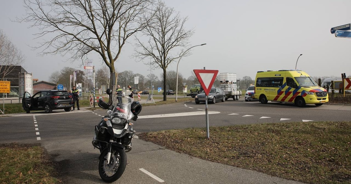 Botsing tussen motorrijder en automobilist op rotonde Eekterweg in Vaassen