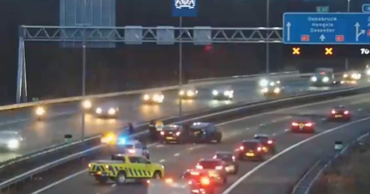 Lange file en veel vertraging door aanrijding op snelweg bij Apeldoorn