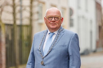 Burgemeester Arco Hofland (68) reageert voor het eerst na zijn bliksemvertrek uit Doesburg
