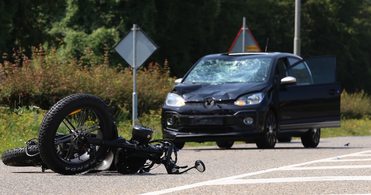 Zeer ernstig ongeluk bij Emmeloord: fatbiker botst hard met auto en raakt zwaargewond.