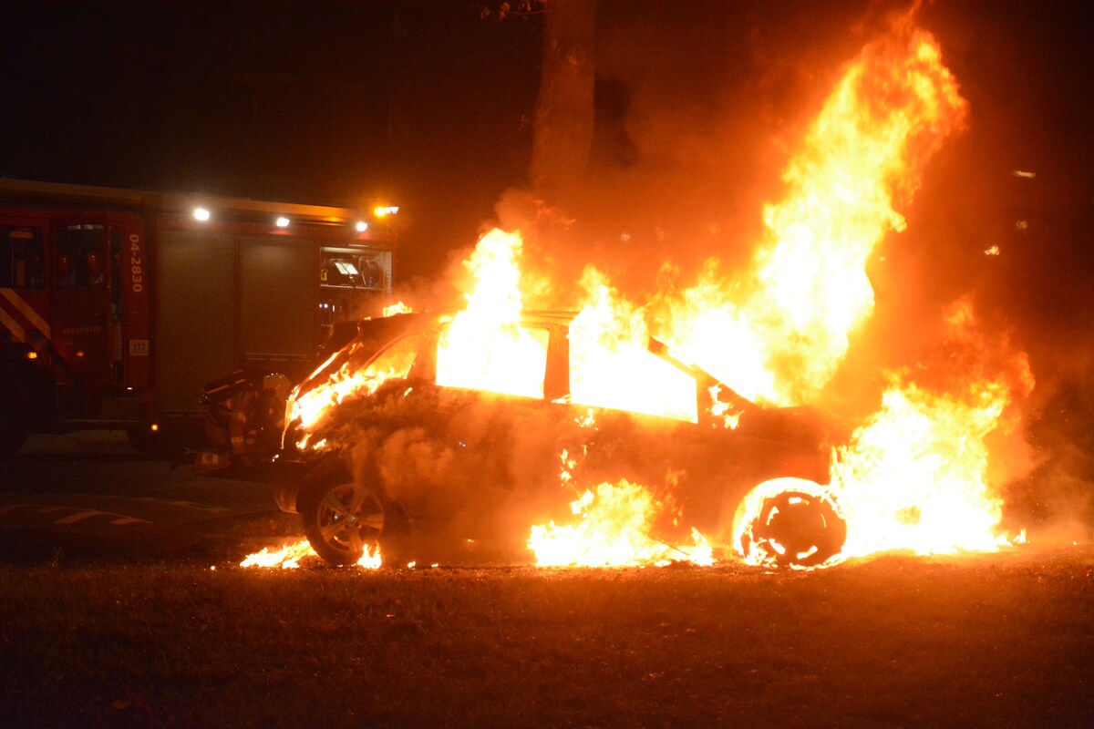 Een autobrand aan de Deltalaan in de Rivierenwijk in Deventer, waar de afgelopen weken opvallend veel auto's uitbranden.