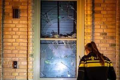 Ruit van woning sneuvelt: politie zet straat af na explosie in Almere