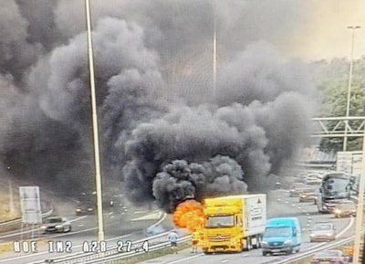 Metershoge vlammen slaan uit voertuig op A28 bij knooppunt Hoevelaken
