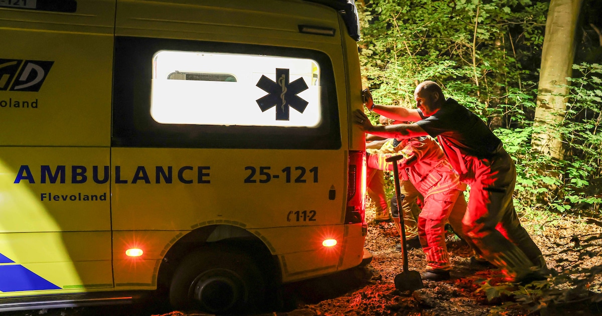 Brandweer schiet vastzittende ambulance te hulp in Emmeloord