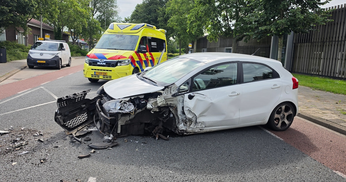 Veel schade na botsing tussen twee auto’s in Meppel
